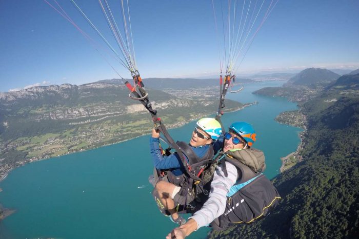 Lake Annecy tour and paragliding flight